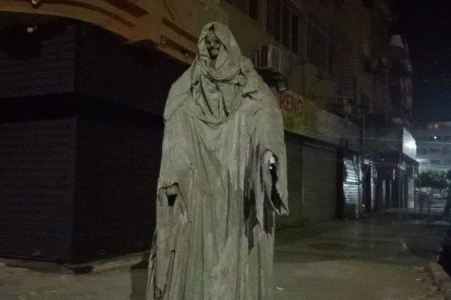تمثال مرعب في أحد الشوارع المصرية