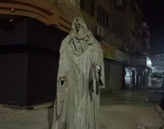 تمثال مرعب في أحد الشوارع المصرية