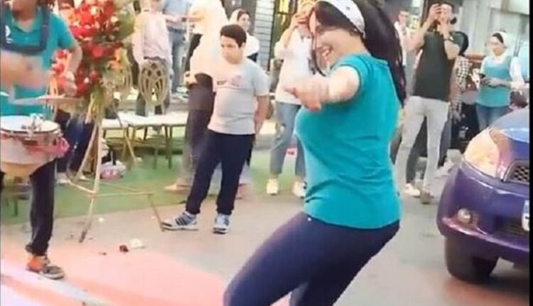 في شوارع الرياض فتاة ترقص فتاة سعودية