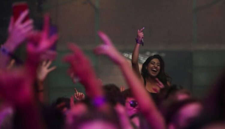 حفل مخل في الكويت.. وهذا ما جرى بعد تدخل السلطات الأمنية ! 1