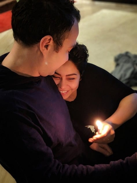 في وضعية رومانسية.. شيرين عبد الوهاب تنشر صور تجمعها مع زوجها حسام حبيب 5