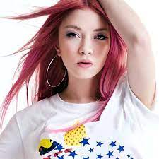 المغنية التركية إيجي سيشكين تحيي حفل صاخب