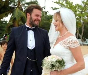 الممثلة التركية إيلدا أبازي وحبيبها كنان سباحي يدخلان القفص الذهبي