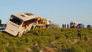 إصابة 16 شخصًا نتيجة انقلاب حافلة صغيرة في كرمان التركية