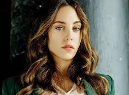 الممثلة التركية ايكو كرايل تقبل زوجها في لقطة رومانسية في الماء (صور)