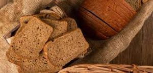 قالت دراسة أجرتها جامعة تافتز وشارك فيها 2800 شخص أن “من يرغب في إزاحة الدهون الفائضة عن الحاجة في بطن الانسان ما عليه الا أن يتناول الخبز الاسمر ويتجنب الخبز الابيض”.