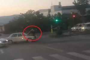 شخص يصلح محرك سيارته الكلاسيكية وهي تسير وسط الشارع في بورصة