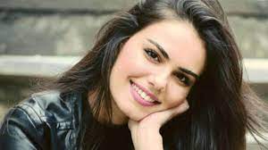 اوزغو كايا بالمايوه مع حبيبها بوراك سردار شانال على البحر