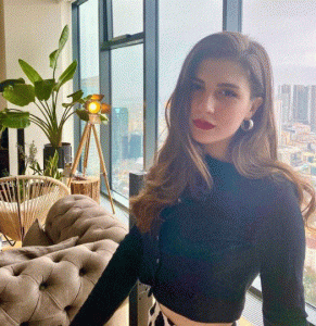 ممثلة تركية شهيرة تحلق شعرها لأداء دور مهم في فيلم جديد 