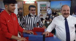 رد غير متوقع من الرئيس أردوغان على شاب تركي طلب مبارزته في مصارعة اﻷيدي  (فيديو)