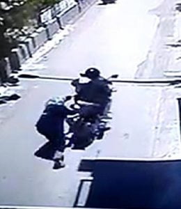 متحرش يجر امرأة تحرش بها بدراجته النارية في قيصري