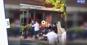 شاهد: مواطن تركي يعتدي على والدته بالضرب ويهددها بالسلاح وسط شارع