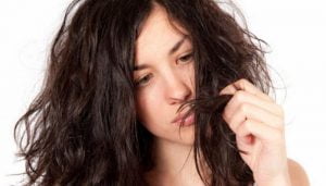 أخطاء يومية تدمر صحة شعرك