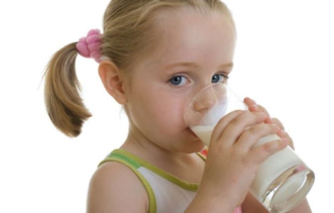 الحليب قبل النوم يسبب تسوس الأسنان