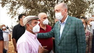الرئيس أردوغان يلتقي مواطنين متضررين من حرائق الغابات