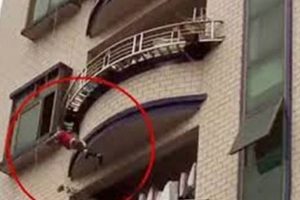 مصري يرمي زوجته من شرفة الطابق الثالث بسبب ما حصل منها في العيد
