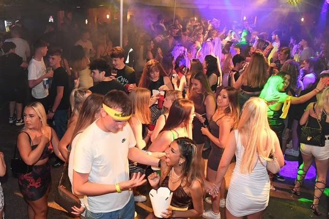 احتفال البريطانيين بدون كمامات بعد رفع قيود جائحة كورونا