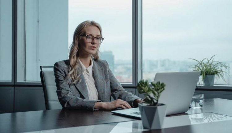 أضرار العمل لساعات طويلة