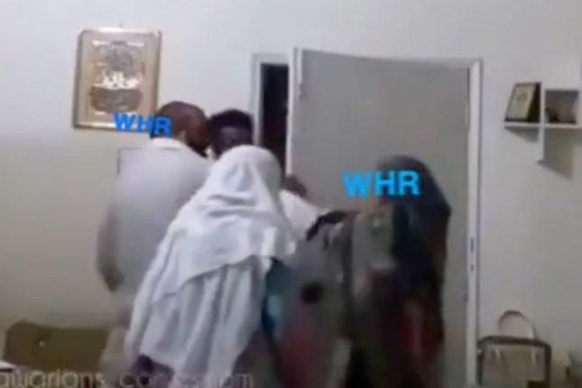 باكستانيان ضخمان يعتديان على امرأة باستخدام مطرقة بطريقة وحشية