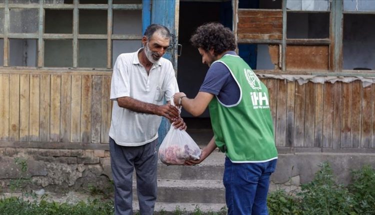 "الإغاثة" التركية توزع لحوم الأضاحي في 66 دولة