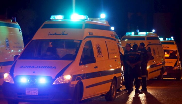 انقلاب سيارة ميكروباص على الطريق الصحراوي