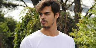 الممثل التركي بيرك أتان وحبيبته سيلين ياغجي أوغلو في صورة رومانسية 1