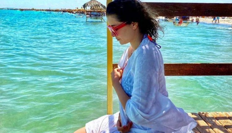 عائشة بن أحمد بملابس البحر على الشاطئ