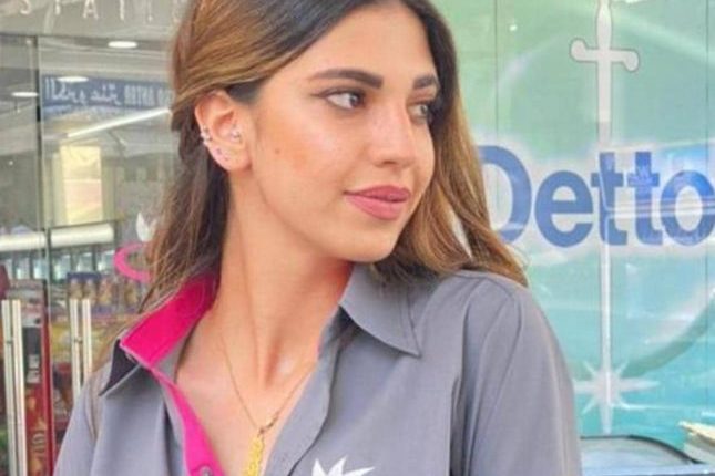فتاة لبنانية تعمل في محطة وقود