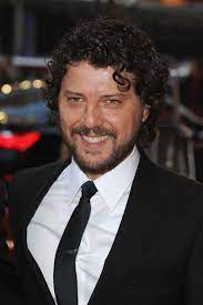 الممثل التركي إيلكار أكسوم يرد على شائعات ضده