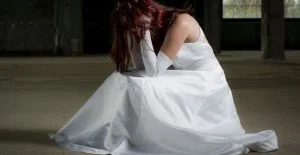 عروس تطلب الطلاق من زوجها بعد 5 أيام من زفافها بسبب ما عثرت عليه بهاتفه!