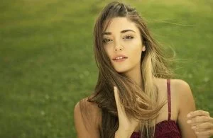 هاندا أرتشيل بإطلاله جريئة جداً يظهر فيها بطنها بالكامل وصدرها والهوت شورت مفتوح! (صور)