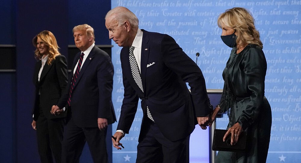 فوضى مطار كابل تمتد إلى البيت الأبيض وطالبان تطمئن العالم