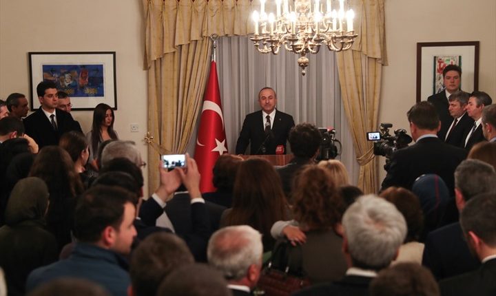 طائرة وزير الخارجية تحط في عمّان.. ما الذي تريده تركيا من الأردن؟