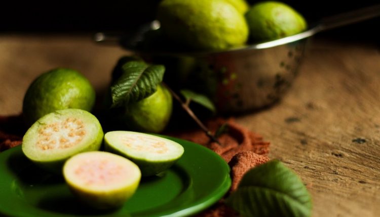 تجنَّبي تناول الجوافة في هذه الحالات