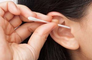 يستخدم معظم الناس أعواد القطن لتنظيف الأذنين، على الرغم من العديد من التحذيرات حول سوء استخدامها واستخداماتها الخطيرة.