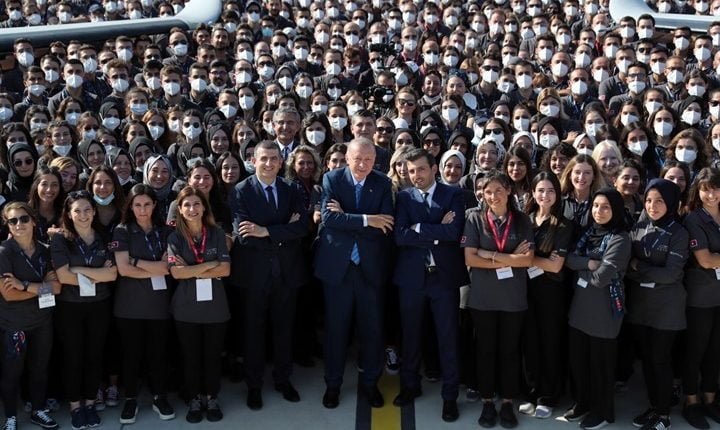 بيرقدار يكشف سرًا عن المسيَّرات التركية.. بماذا هددته والدته المهندسة؟