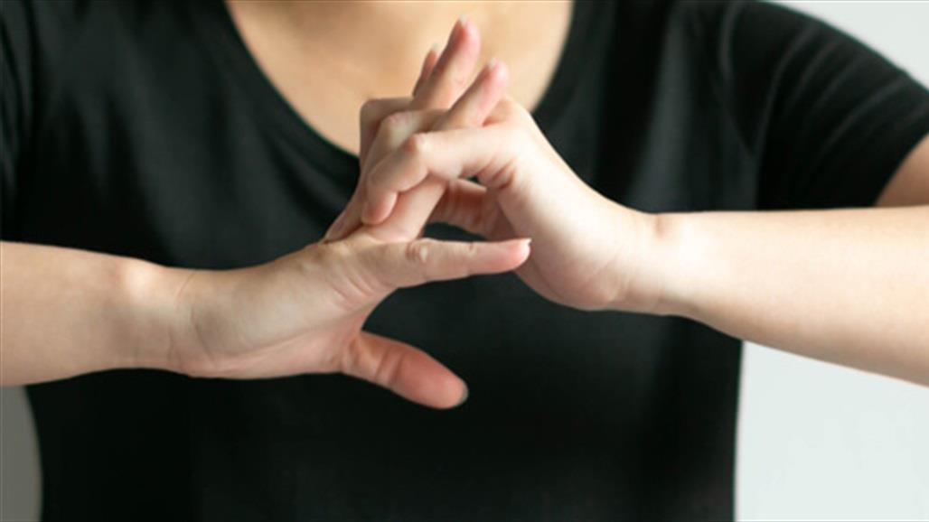 هل طقطقة الأصابع تتسبب في الإصابة بخشونة المفاصل؟