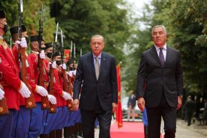 أردوغان يصل الجبل الأسود ويحظى باستقبال رسمي