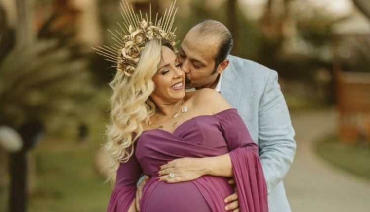 محمد ثروت بجلسة تصوير روماسية مع زوجته!