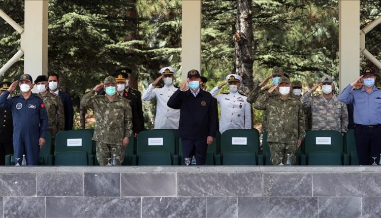 كشفت مصادر إعلامية أن الطائرات الأمريكية لا تزال تقصف في أفغانستان ، في الوقت الذي تقيم فيه تركيا مراسم عسكرية مهيبة لجنودها العائدين بعد نجاح مهمتهم هناك الذين وصفهم وزير الدفاع التركي بالجيش "القوي".