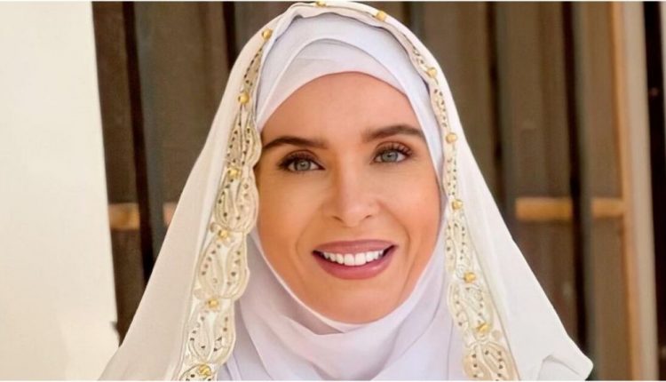 دينا تكشف أسباب ارتدائها الحجاب