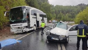 حادث سير مروع بين سيارة وحافلة في أنطاليا