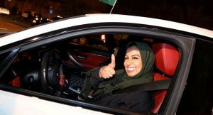 سعودية تقتحم بسيارتها مكتب اتصالات