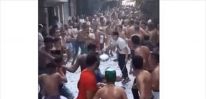 شبان مصريون يرقصون على لمبات مكسرة شبه عراة في حي شعبي يثير ضجة (فيديو)