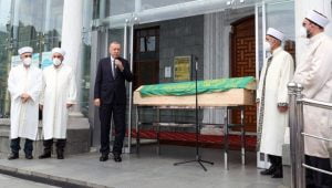 أردوغان يشارك في جنازة عثمان يلماز