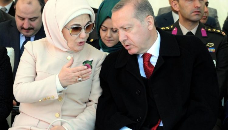 أردوغان يؤكد أن بلاده ليست خادمة لأحد وزوجته تصدر كتابًا جديدًا