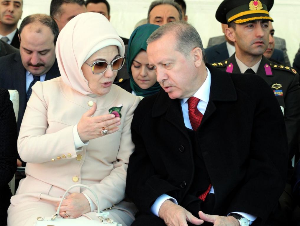 أردوغان يؤكد أن بلاده ليست خادمة لأحد وزوجته تصدر كتابًا جديدًا