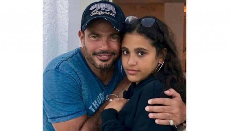 صورة "أرشيفية" تجمع الفان عمرو دياب بجنا