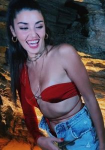 هاندا أرتشيل تتخلى عن حمالة صدرها وتفكّ أزرار الشورت.. ما السبب! 1