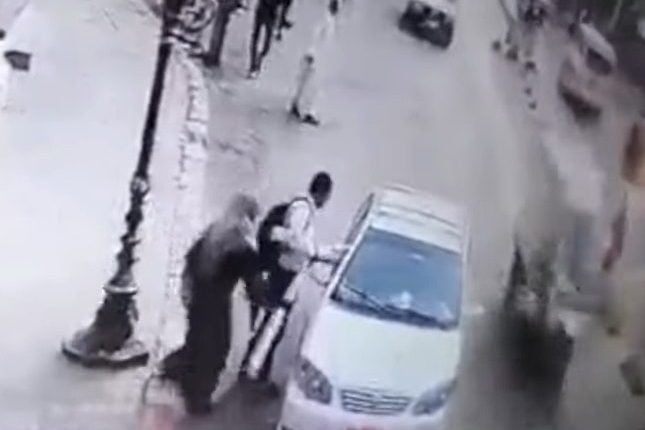سيدة مصرية تعتدي على المارة وسط الشارع